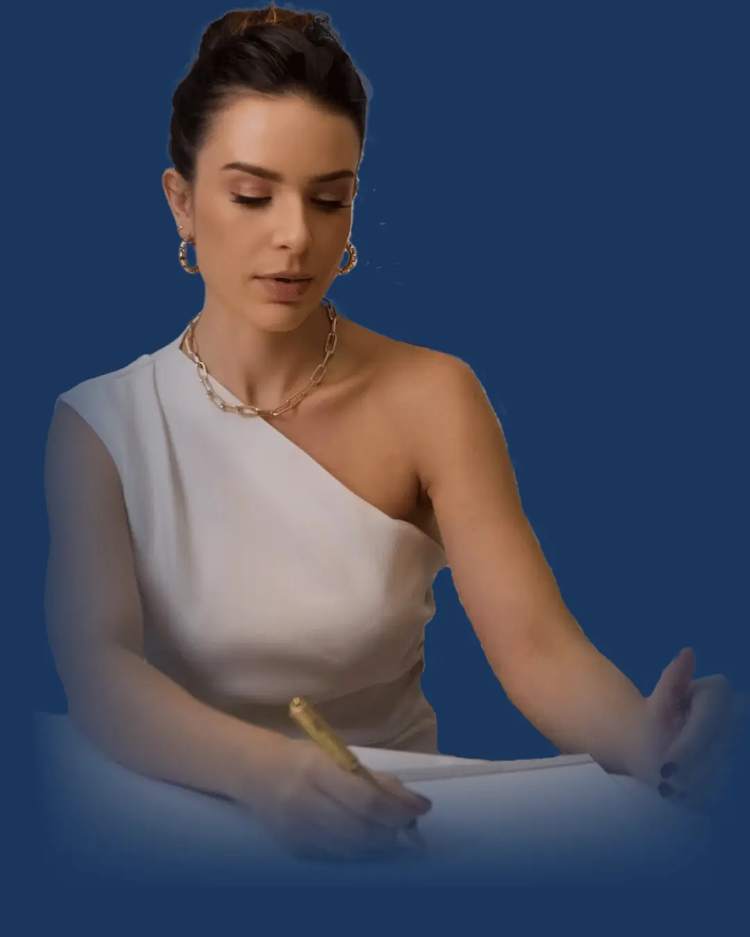 Fotografia da Dra. Amanda Caruso, médica focada em reestruturação metabólica e emagrecimento, escrevendo atentamente um planejamento de saúde individualizado com uma caneta dourada. Ela veste uma roupa branca elegante e acessórios dourados, contrastando com um fundo azul marinho sólido. A imagem reflete o cuidado minucioso, o foco nos detalhes e o padrão premium de sua consulta médica em Americana, SP